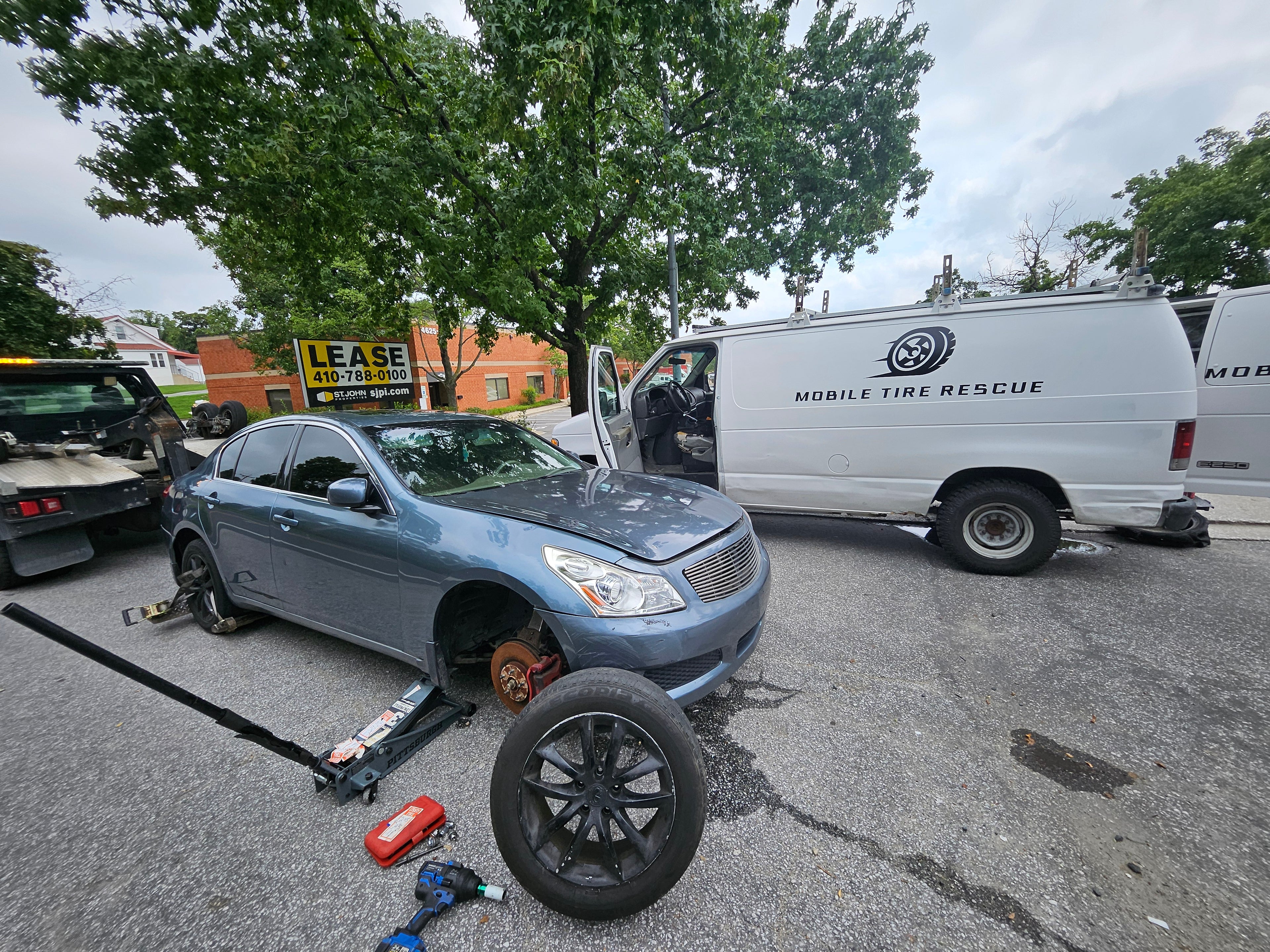 Installing a used tire on a vehicle that is being towed. Mobile Tire Rescue saved our client from having to tow this vehicle to the tire shop, detaching the vehicle from the truck, getting the tire changed, and reattaching the vehicle to the truck.